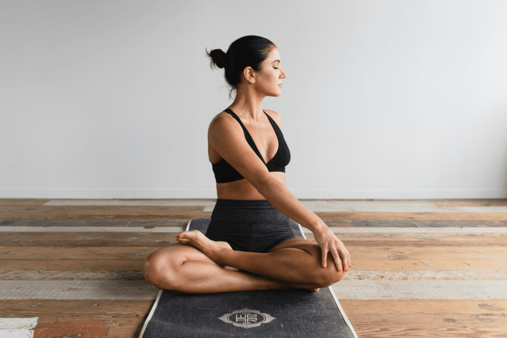 Yoga femme seule tapis torsion
